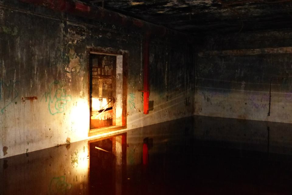 This is what we saw when we turned left. A bigger room, also flooded. I don't know whether it was me or was the whole chamber slightly tilted. Notice another ventilation pipe right next to the door.
